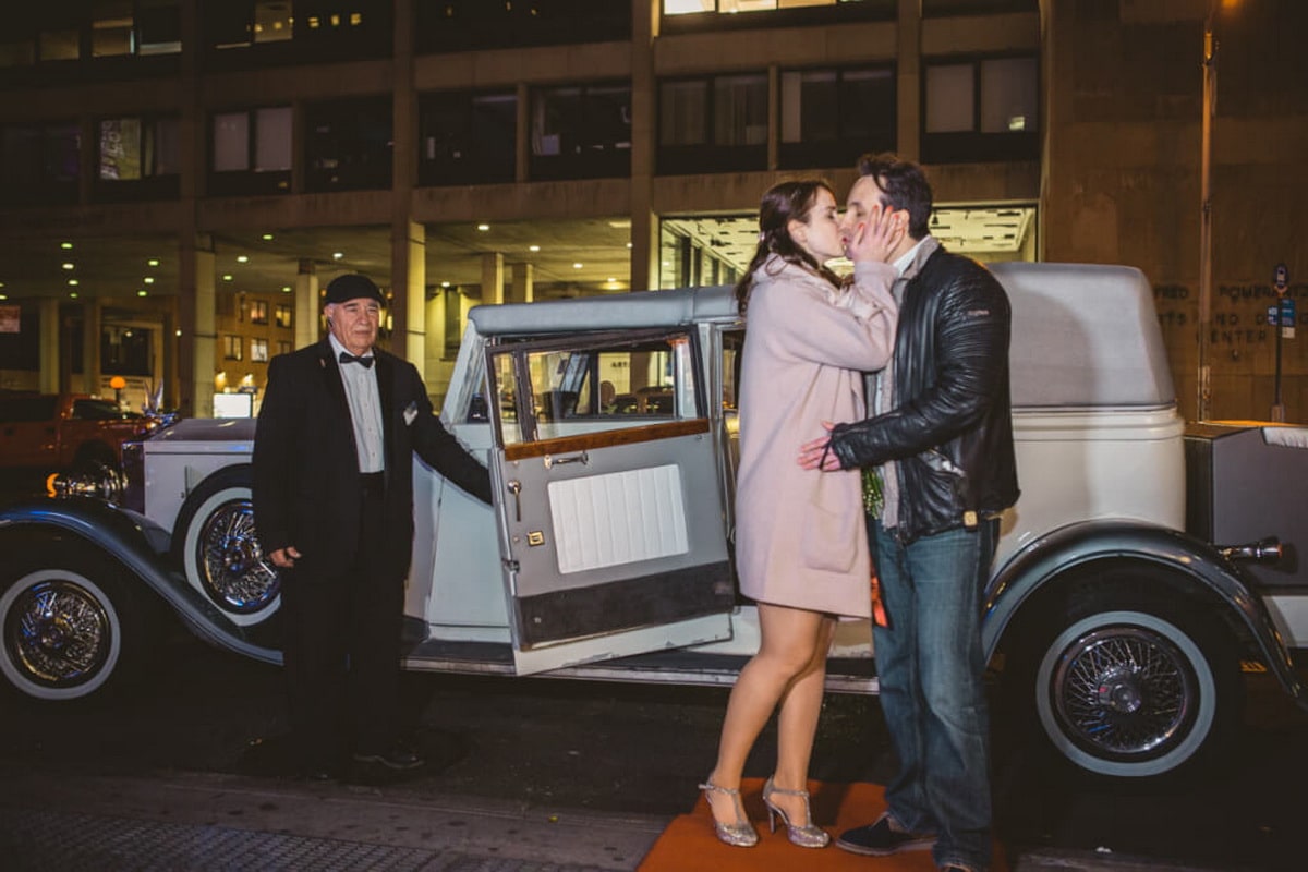 Guided tour on a vintage car and speakeasy room proposal