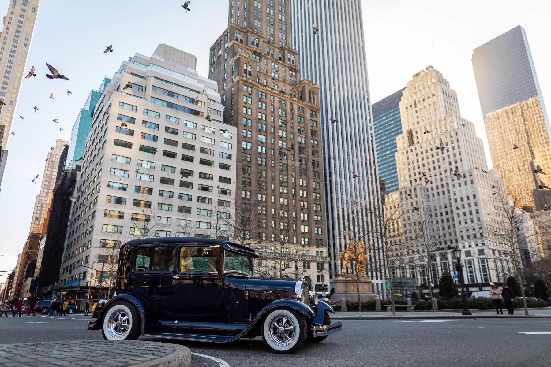 Guided tour on a vintage car and speakeasy room proposal