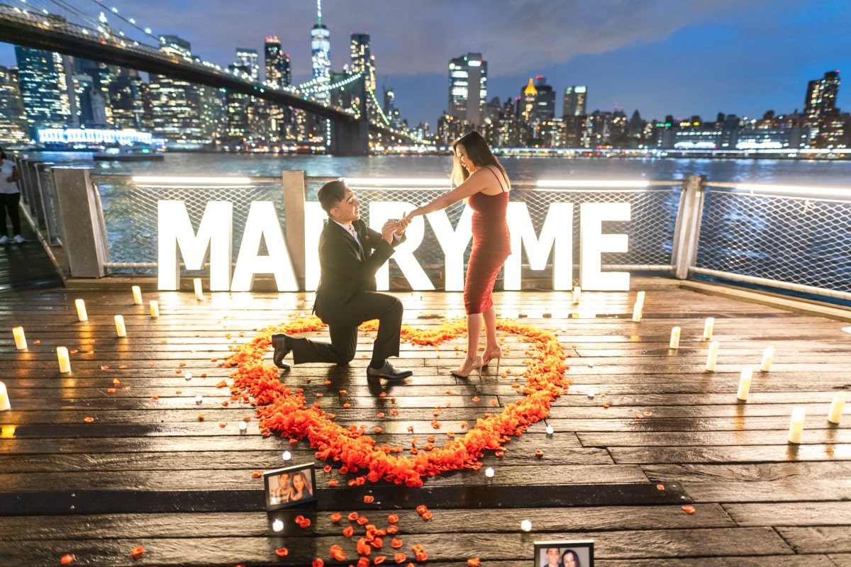 How to surprise your partner with the " Marry Me' sign proposal