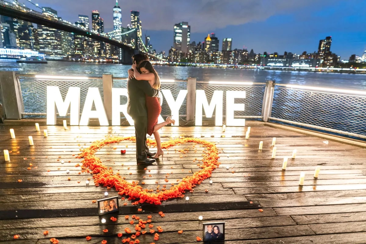 How to surprise your partner with the " Marry Me' sign proposal