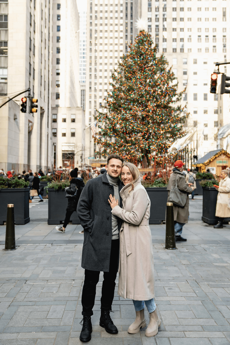 How to propose by the Rockefeller Center Christmas Tree?