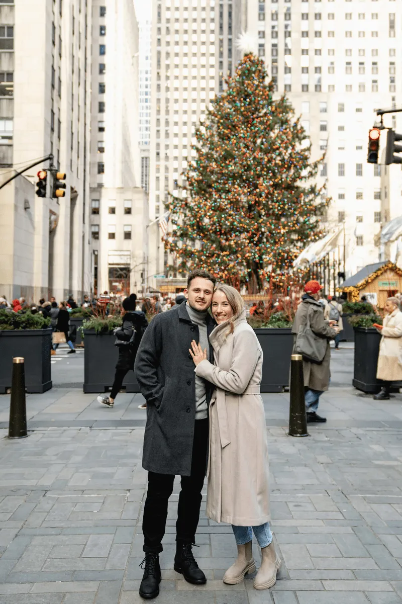 How to propose by the Rockefeller Center Christmas Tree?