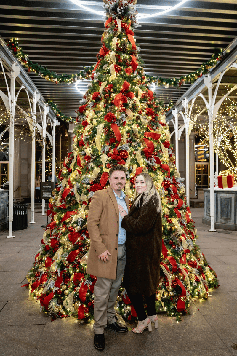 How to propose by the Rockefeller Center Christmas Tree?