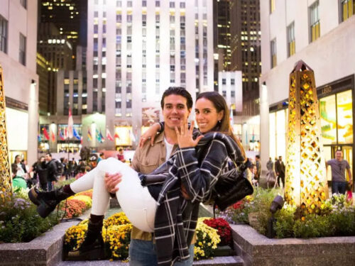 How to propose by the Rockefeller Center Christmas Tree?