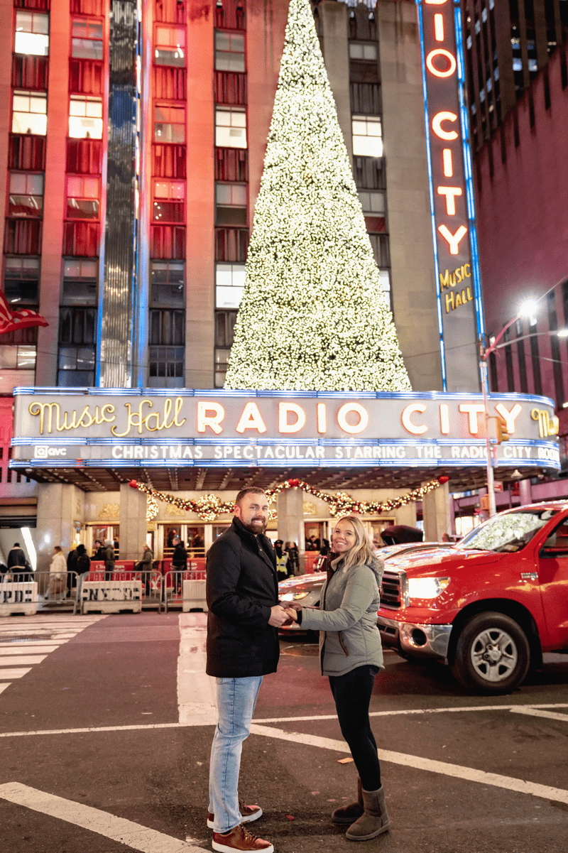 How to propose by the Rockefeller Center Christmas Tree?