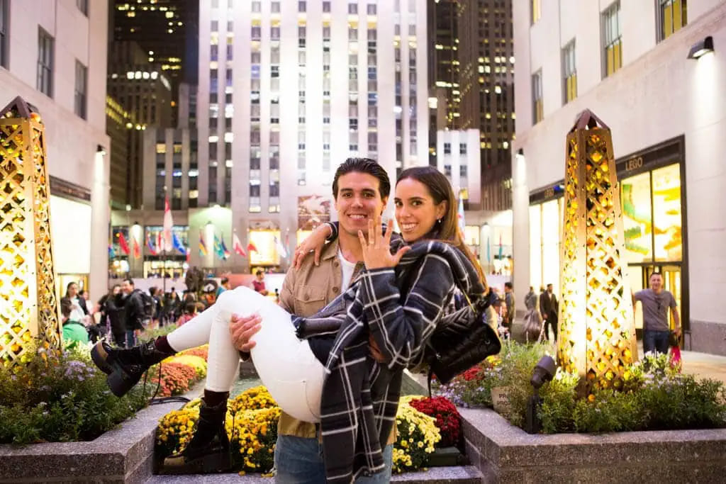 How to propose by the Rockefeller Center Christmas Tree?