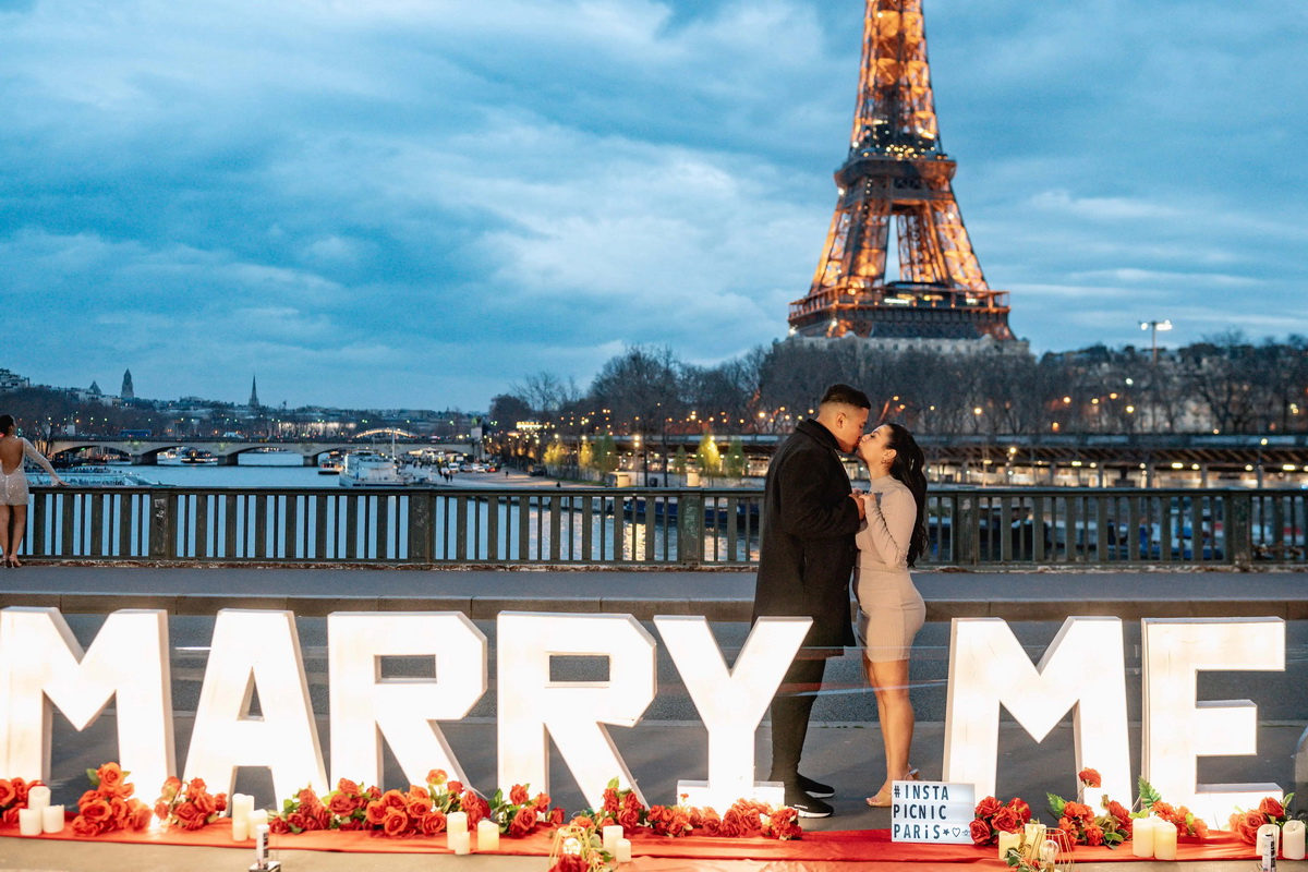 Where to propose in Paris with the Eiffel Tower view?